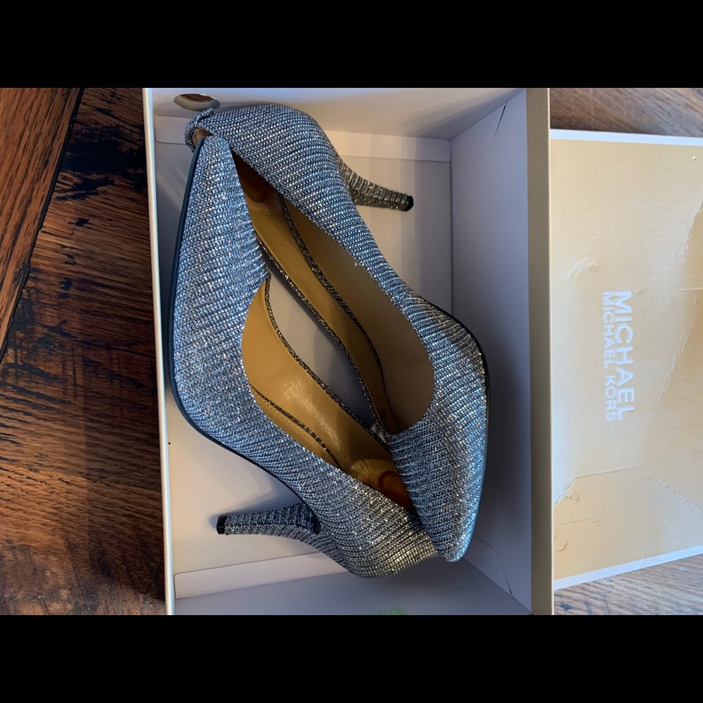 Michael Kors Silver Flex Mid-Pump 3" Size 8/38.5